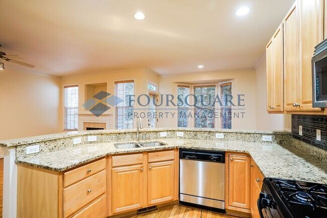 Building Photo - Spacious End-Unit 3-Bed Townhome with Back...
