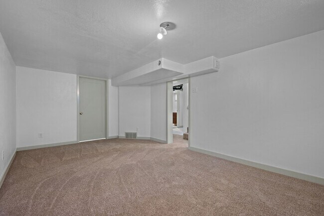 Building Photo - 840 W Montague Ave