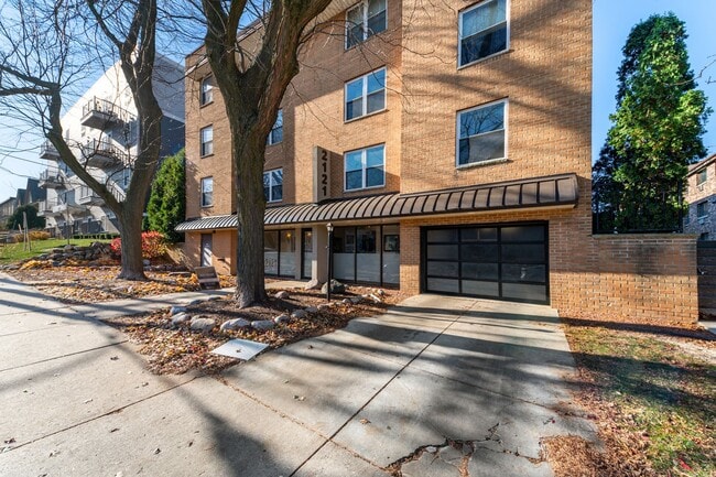 Building Photo - 2121 N Cambridge Ave