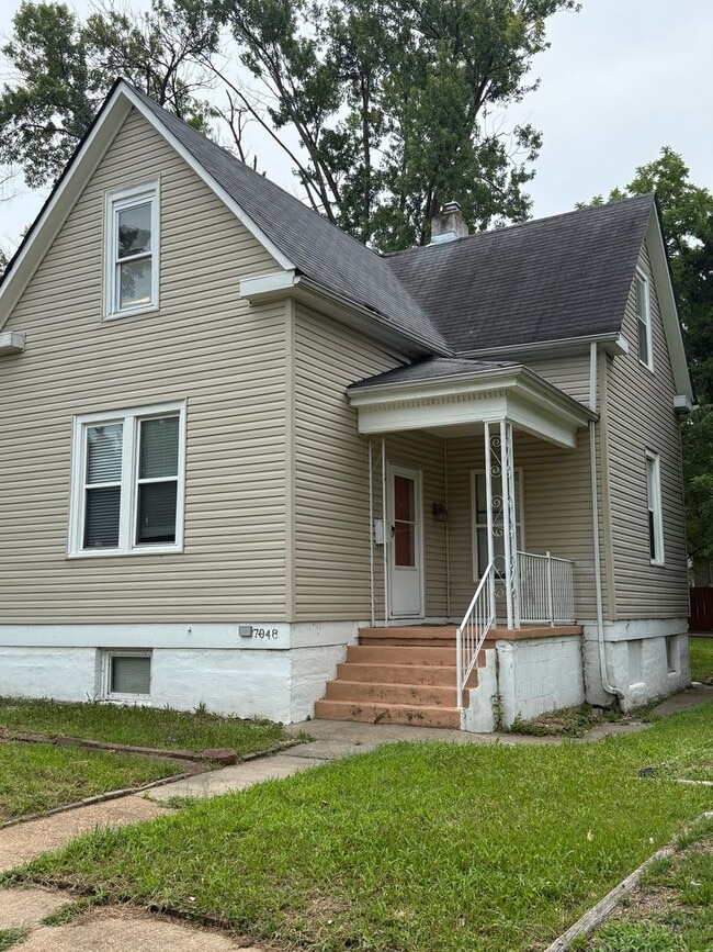 Building Photo - 7048 Raymond Ave