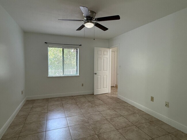 Building Photo - Soaring Ceilings, 2 bedrooms w/a loft