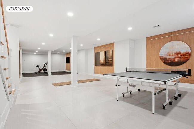 Building Photo - 52 Country Club Dr