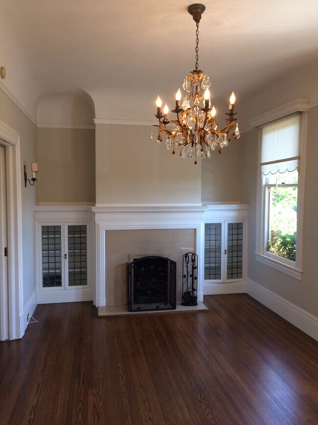 LIVING ROOM WITH FIREPLACE - 1282 Guerrero St