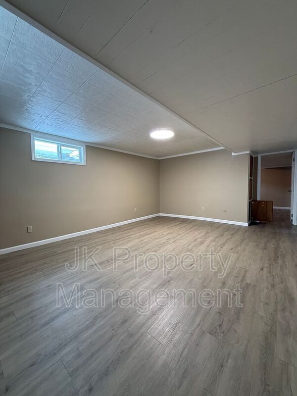 Building Photo - 528 21st Ave NE