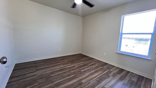 Building Photo - Newly Remodeled 4 Br 2 Bath off Stan Schlu...