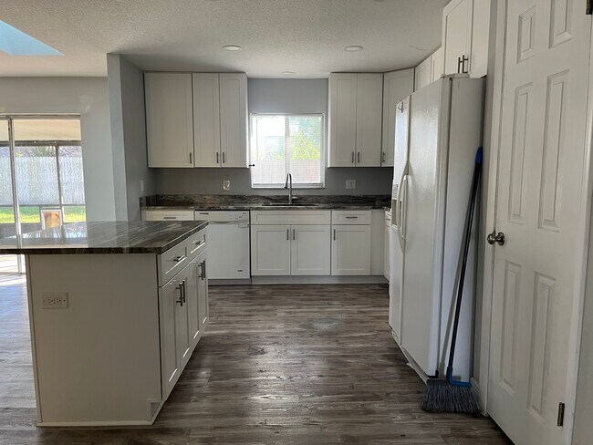 Building Photo - 325 Redwing Way