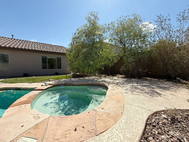 Building Photo - "Spacious 3-Bedroom/2 Full Bath Home with ...