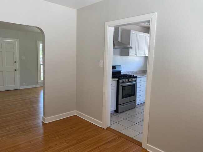 Building Photo - Spacious 2 Bedroom 1 Bath House in Eagle Rock