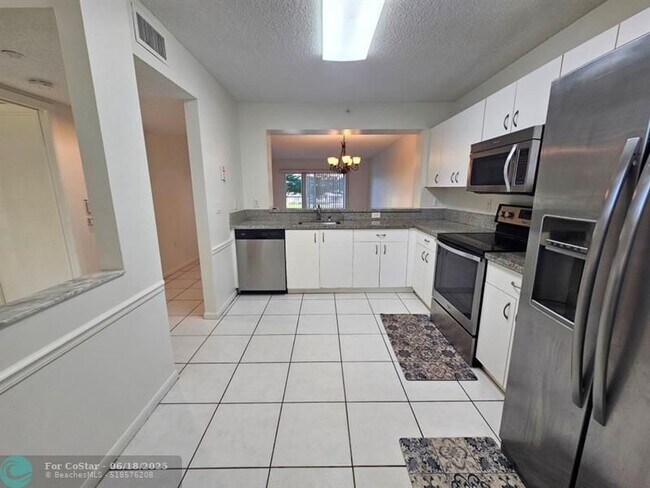 Building Photo - 9537 Weldon Cir