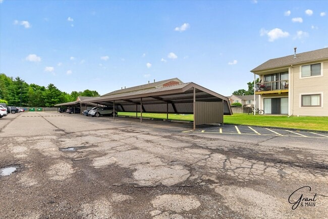 Building Photo - $1295 2 bedroom upper condo