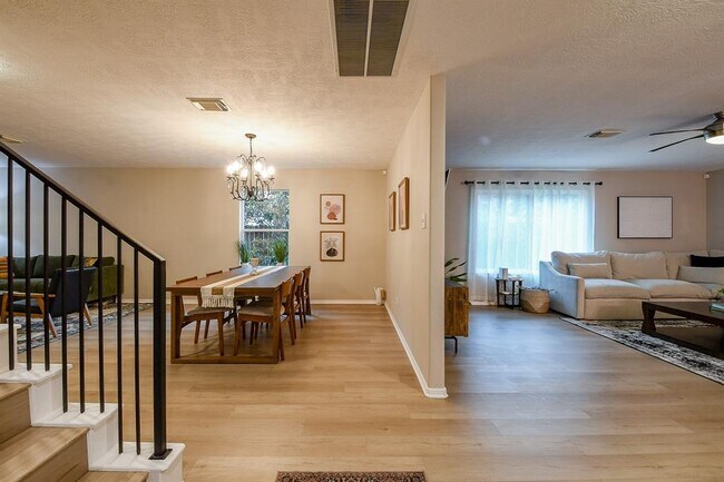 Building Photo - 6711 Seminole Lodge Ln