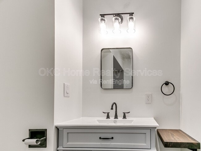 Building Photo - 1812 W Noble Ave