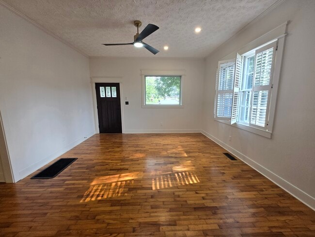 Building Photo - 1579 Vesta Ave