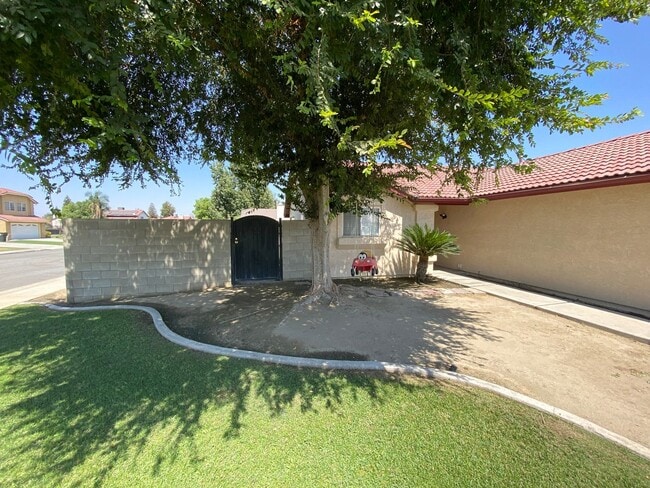 Building Photo - Newley Remodeled 3 BD 2 BA house on corner...