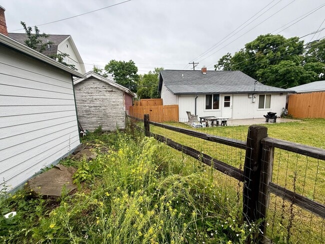 Building Photo - Gorgeous 4 Bed / 2 Bath Home on 6th Street!