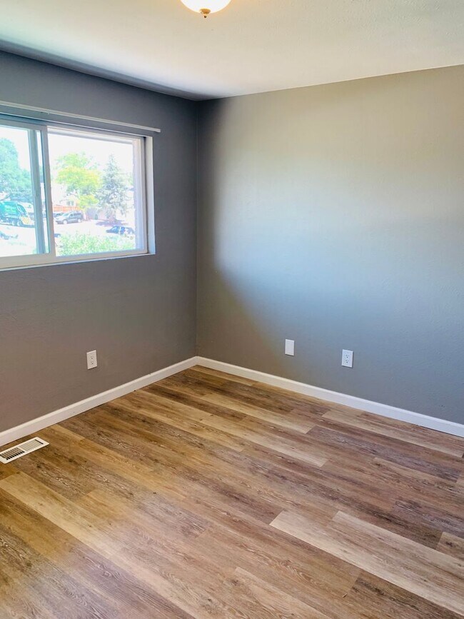 Building Photo - Updated 2 Bedroom 1.5 Bath in Westminster