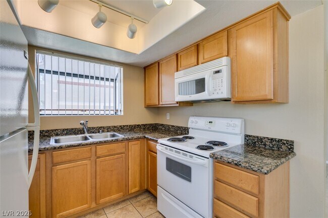 Building Photo - 7300 W Pirates Cove Rd