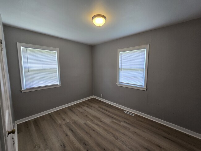 Building Photo - 602 Logan Ave