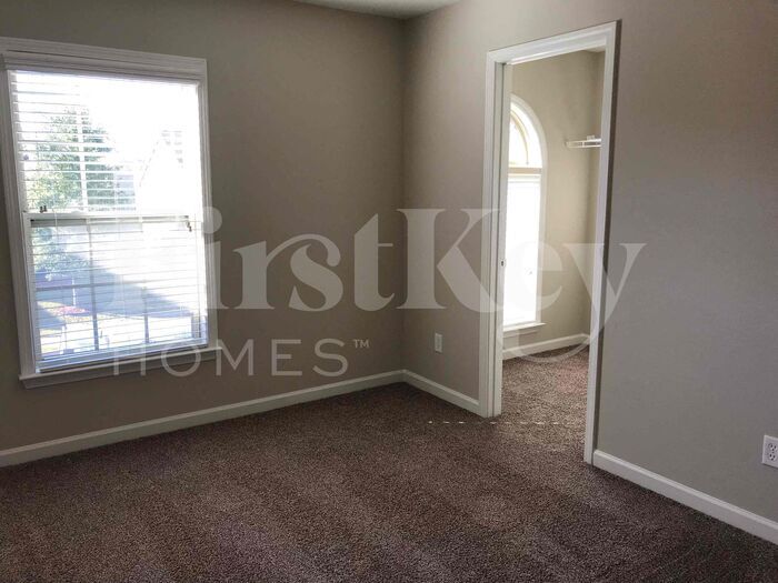 Building Photo - 855 Stonehaven Rd SW