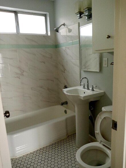 Building Photo - 1357 Edgecliffe Dr