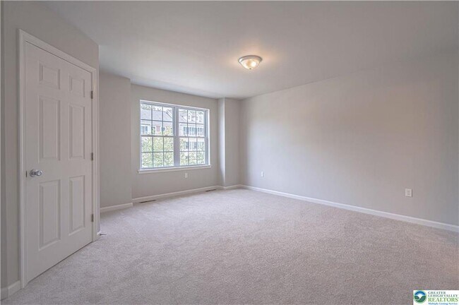 Building Photo - 746 Blue Heron Dr