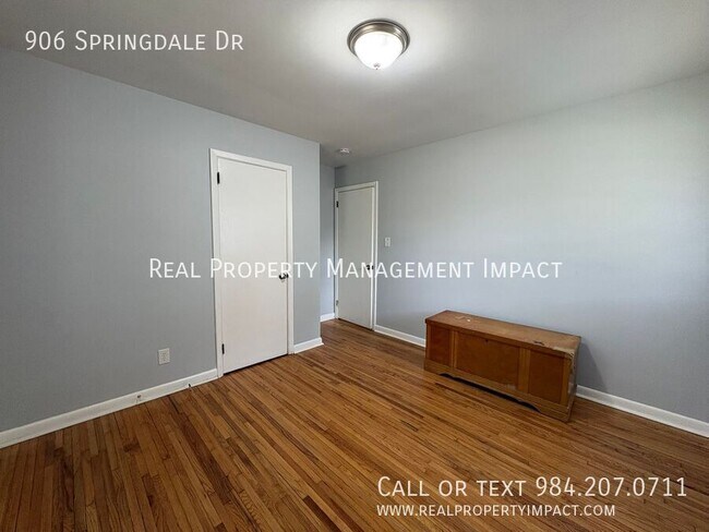Building Photo - 906 Springdale Dr