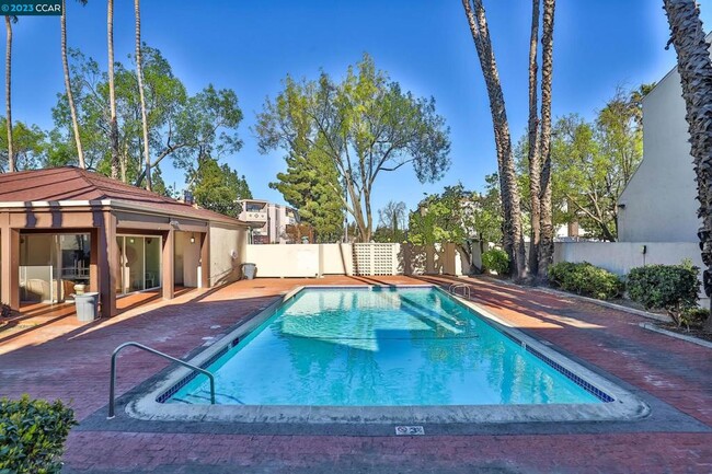 Building Photo - 2500 Laguna Cir