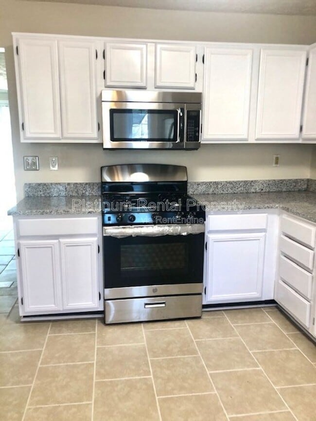 Building Photo - 6574 Meadow Green Cir