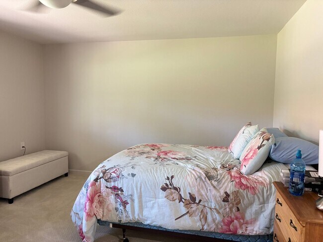 Building Photo - Beautifully updated 2 bedroom with large den/office area. In Leisure World a 45+ Active Adult Res...