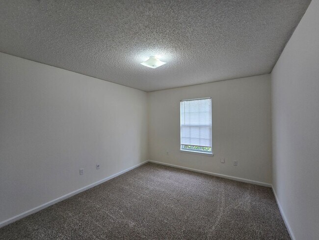 Building Photo - Move-In Special 1/2 Off First Months Rent
