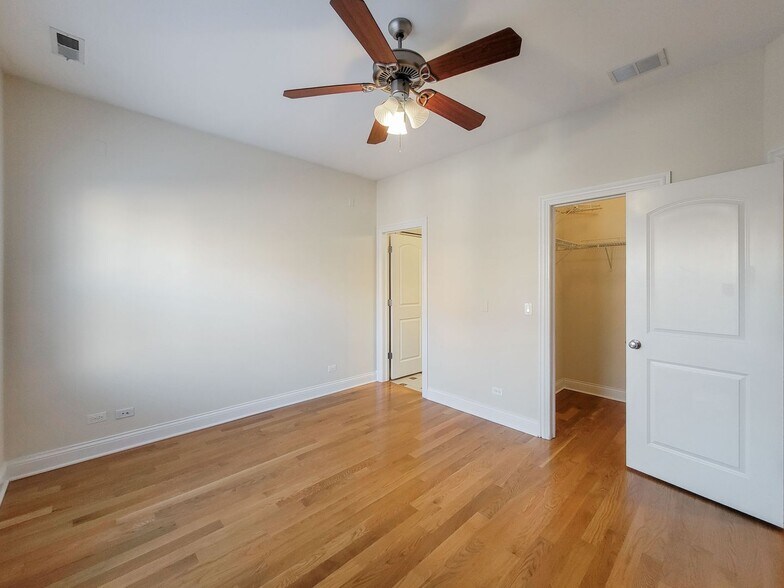 Building Photo - 3230 N Kenmore Ave