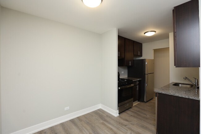 Building Photo - 533 W Surf St