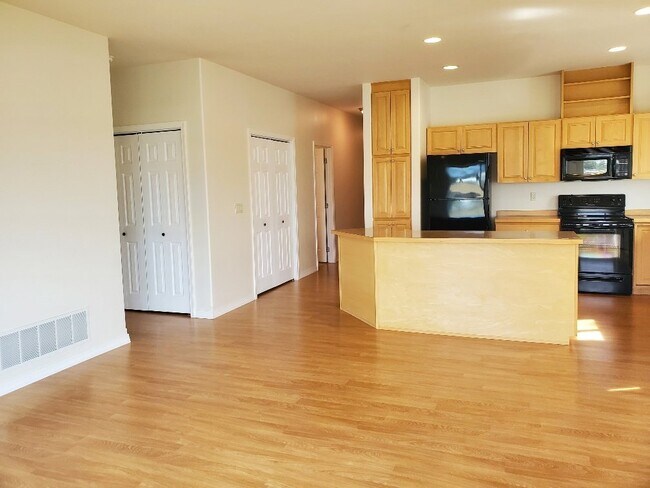 Building Photo - 3bedroom, 2 bathroom with garage