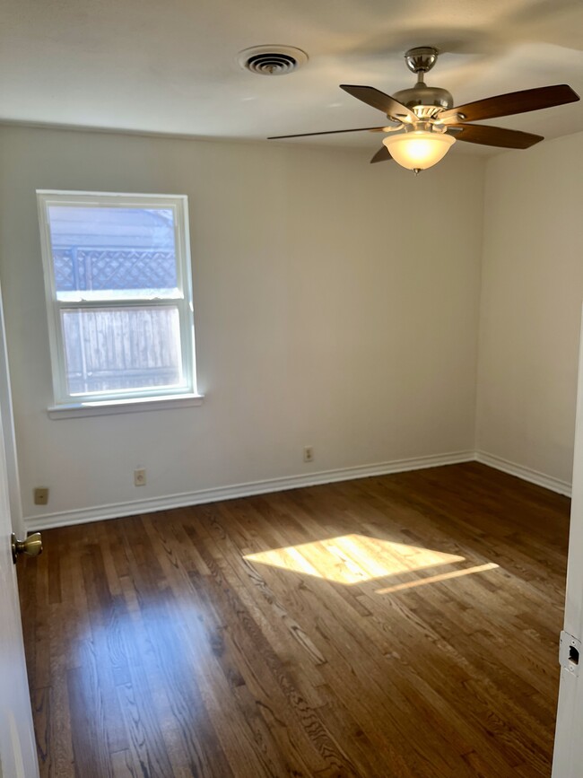 Master bedroom - 331 N Shore Pl