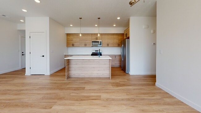 Building Photo - 1322 S Sawmill Blvd
