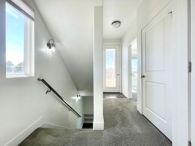 Building Photo - Gorgeous Townhome in South Jordan!