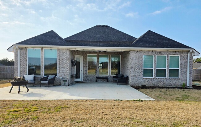 Building Photo - Coming Soon! Stunning 4 Bed 2 Bath on Almost an Acre in Flint!