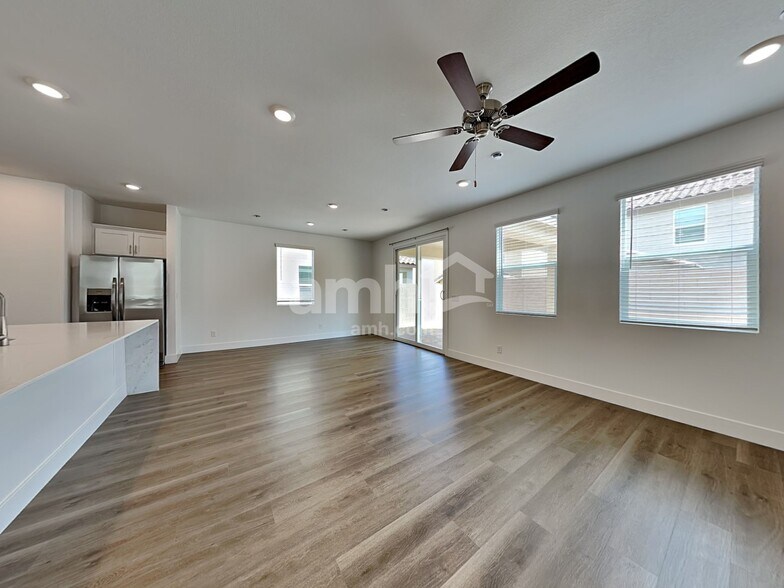 Building Photo - 5848 Vaes Dothrak St
