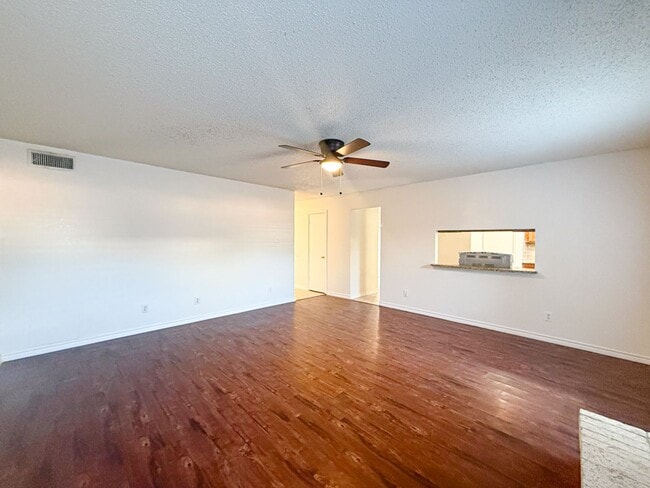 Building Photo - 612-614 Towne House Ln