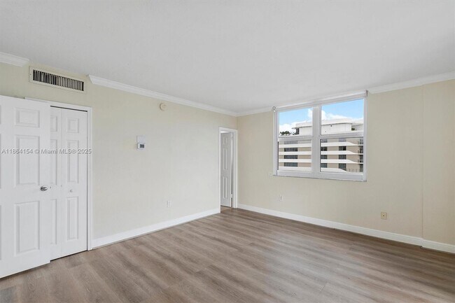 Building Photo - 10350 W Bay Harbor Dr