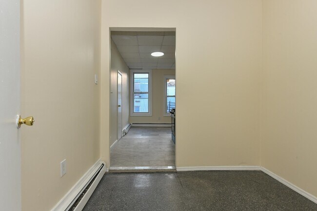 Building Photo - 531 28th St