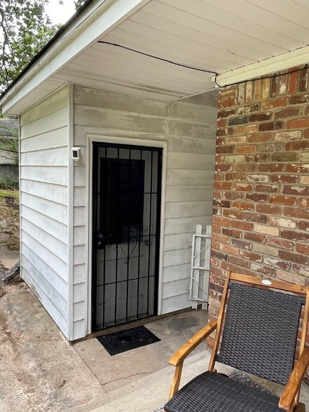 Building Photo - 3737 Lakeshore Dr