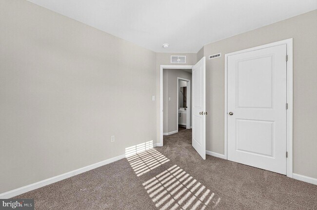Building Photo - 157 Essex Dr