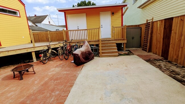 Building Photo - 1738 Allen St