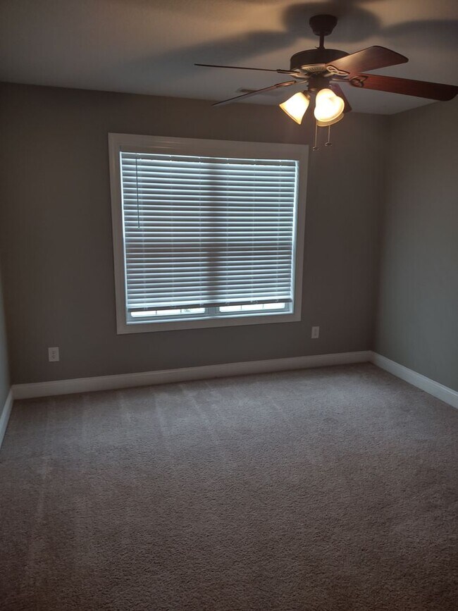 Building Photo - Bonus Room!