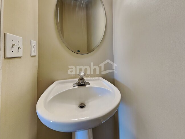 Building Photo - 6216 Roseway Ct