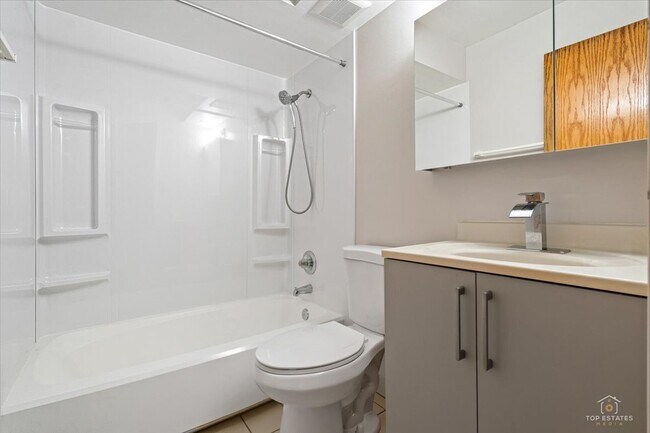 Building Photo - 909 Buccaneer Dr