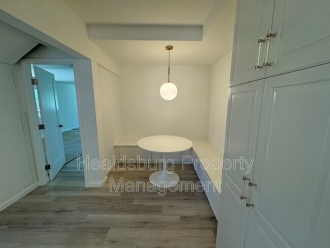 Building Photo - 2054 Madrone Ave