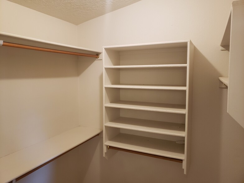 Building Photo - 2605 Silver Star Dr SW