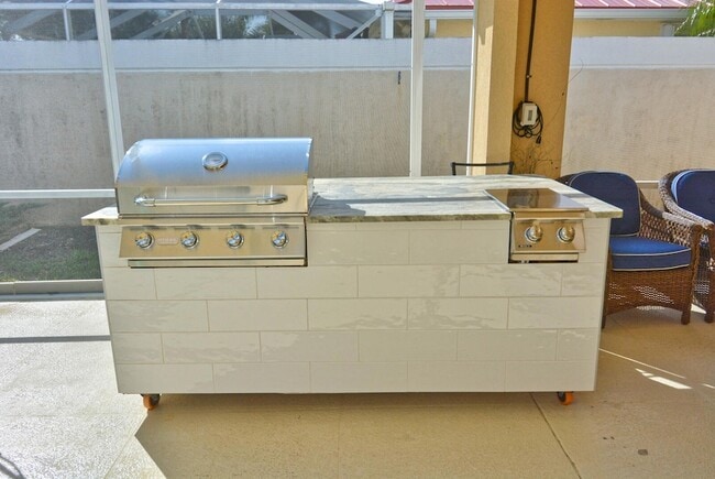 Building Photo - 1020 SW Balmoral Trce